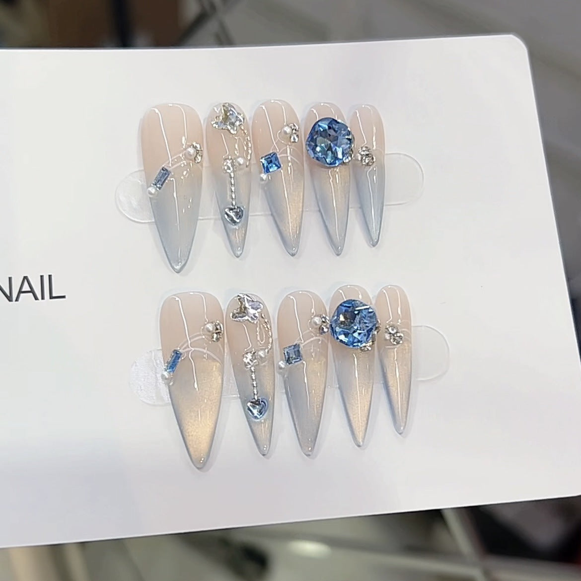 Elegante Stiletto Press-On Nagelset mit Kristallakzenten Brehn