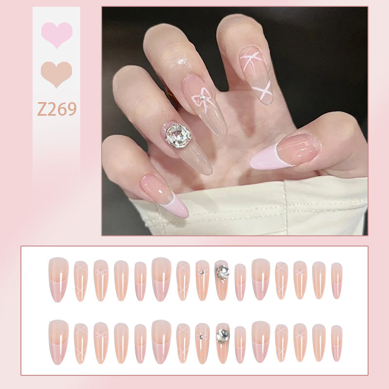 Kunstnagelset mit elegantem Design und traumhaften 3D-Applikationen Brehn