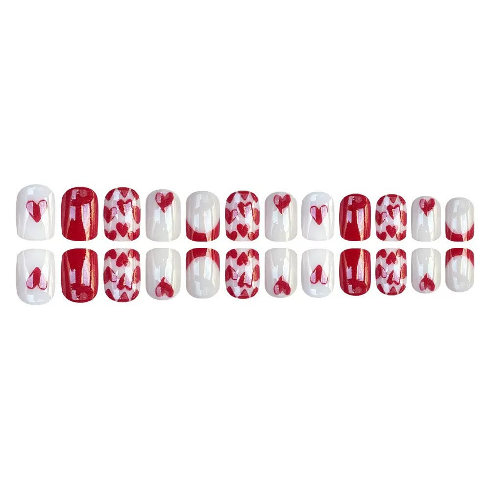 Kunstnagelset mit romantischen Herzmotiven und elegantem Glanz Brehn
