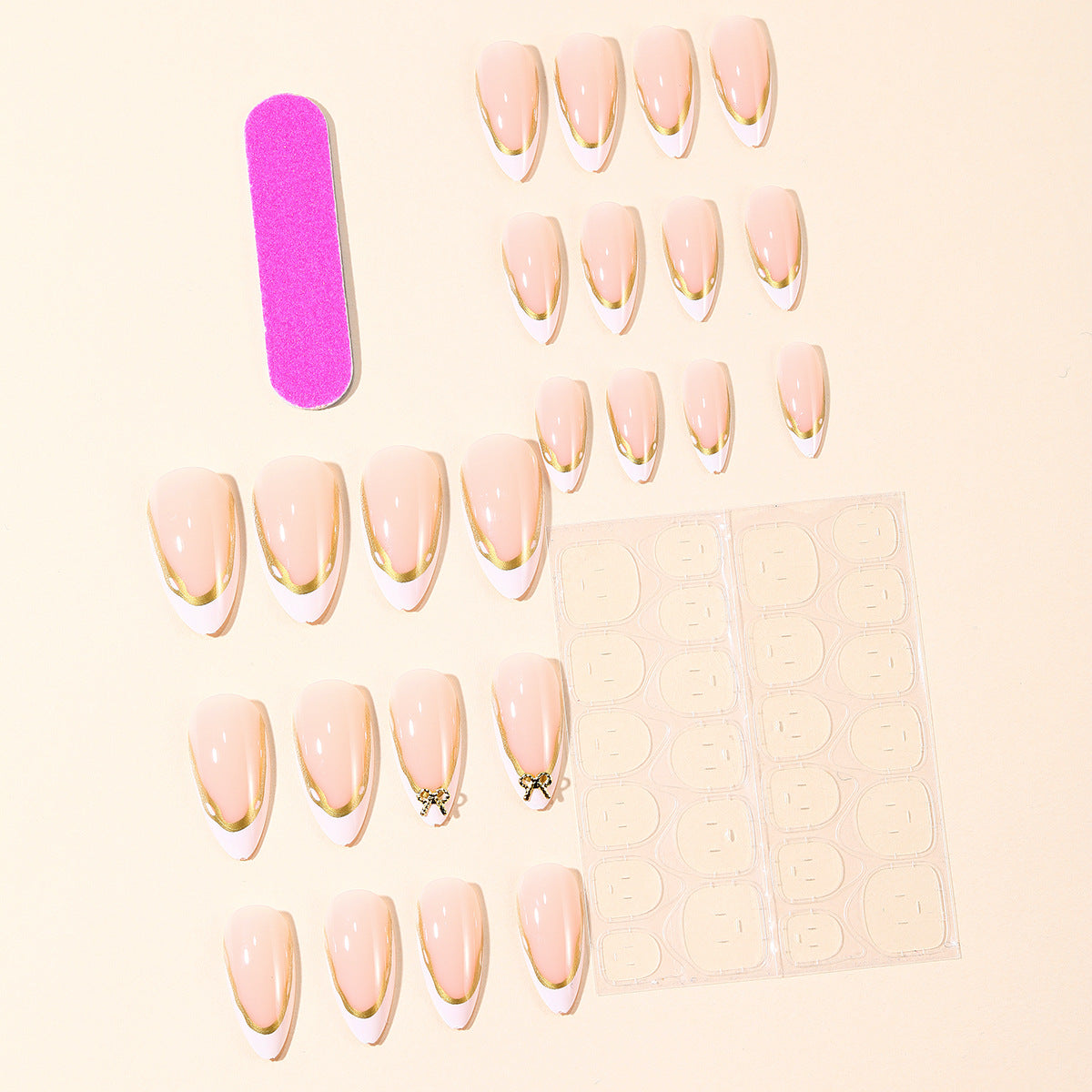 Elegante French Tip Nagelverlängerungen mit goldenen Akzenten Brehn