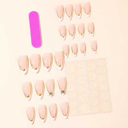 Elegante French Tip Nagelverlängerungen mit goldenen Akzenten Brehn