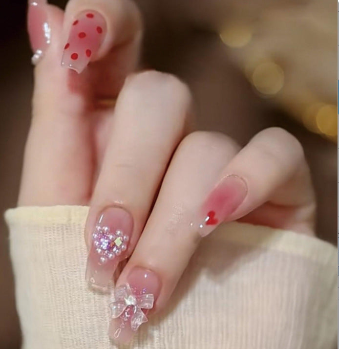 Kunstvolle Nagelkunst mit Glitzer- und Blumenapplikationen Brehn