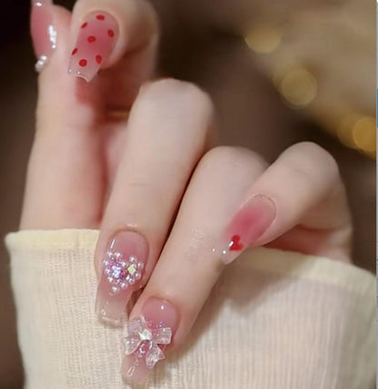 Kunstvolle Nagelkunst mit Glitzer- und Blumenapplikationen Brehn