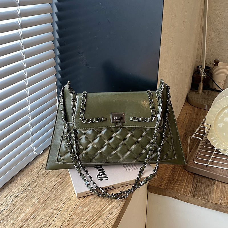 Gepolsterte Handtasche mit Kettenakzenten