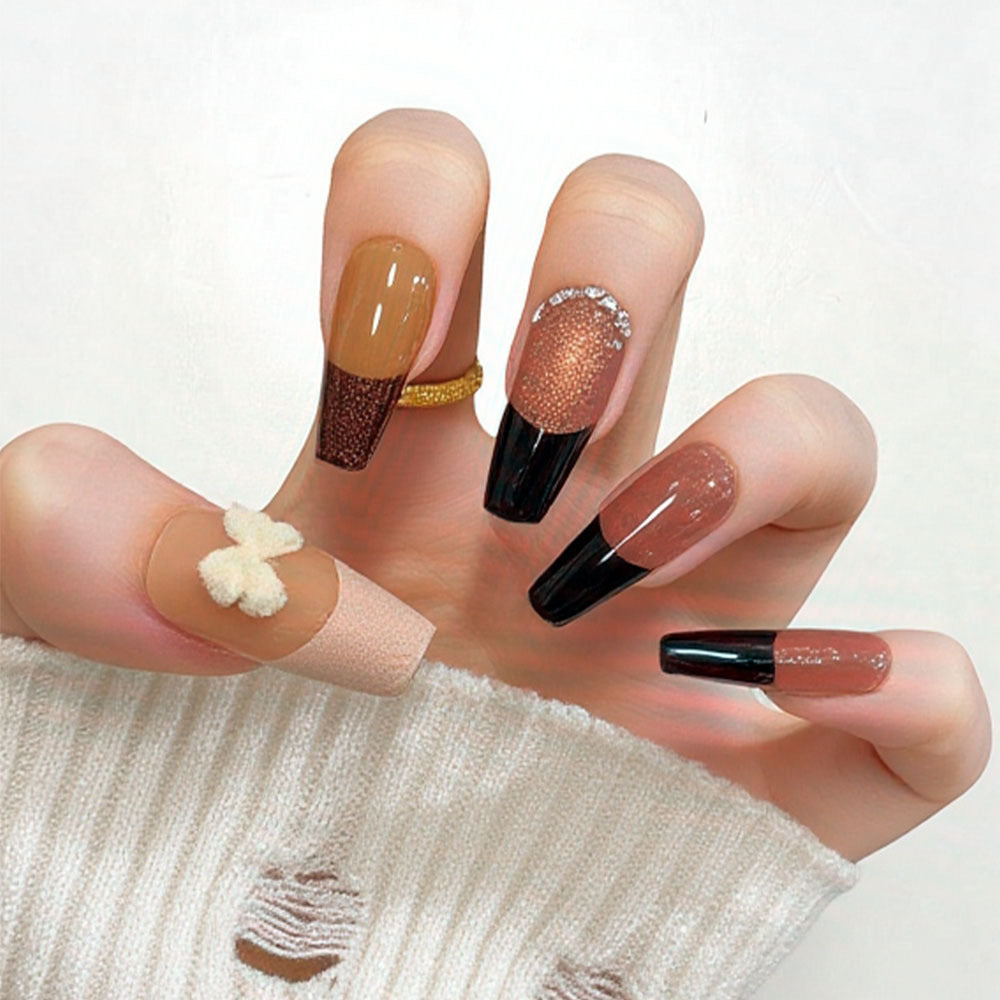 Elegante Nagelkunst mit Glitzerkante Brehn
