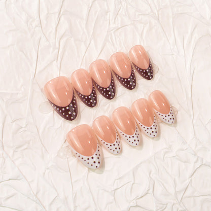 Künstlerisches Spitz-Press-On-Nageldesign Brehn