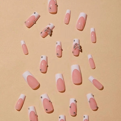 Elegante mit Glitzer verzierten French Tip Acrylnägel Brehn