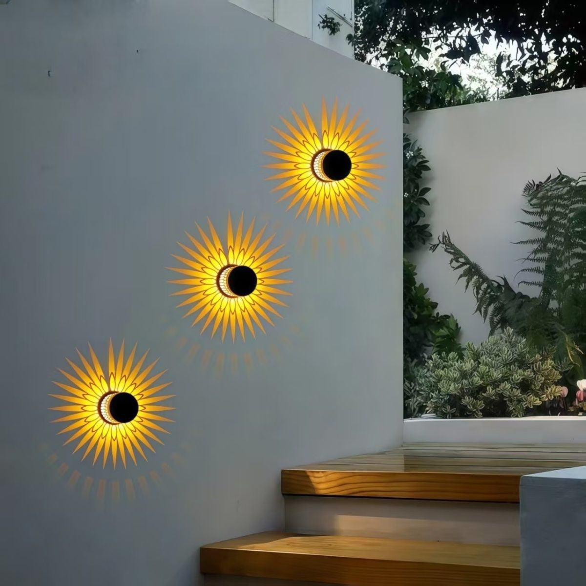 Dekorative Solarbetriebene Metalllaterne Mit Geometrischem Ausschnitt Und Warmem LED Kerzen-Effekt Brehn