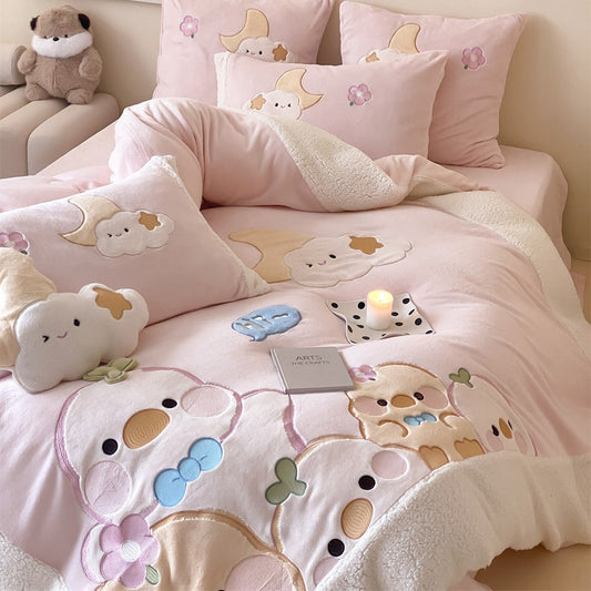 Kinder-Bettwäschegarnitur mit kuscheliger Teddy-Fleece-Steppdecke und applizierten Wolken‑ und Tiermotiven