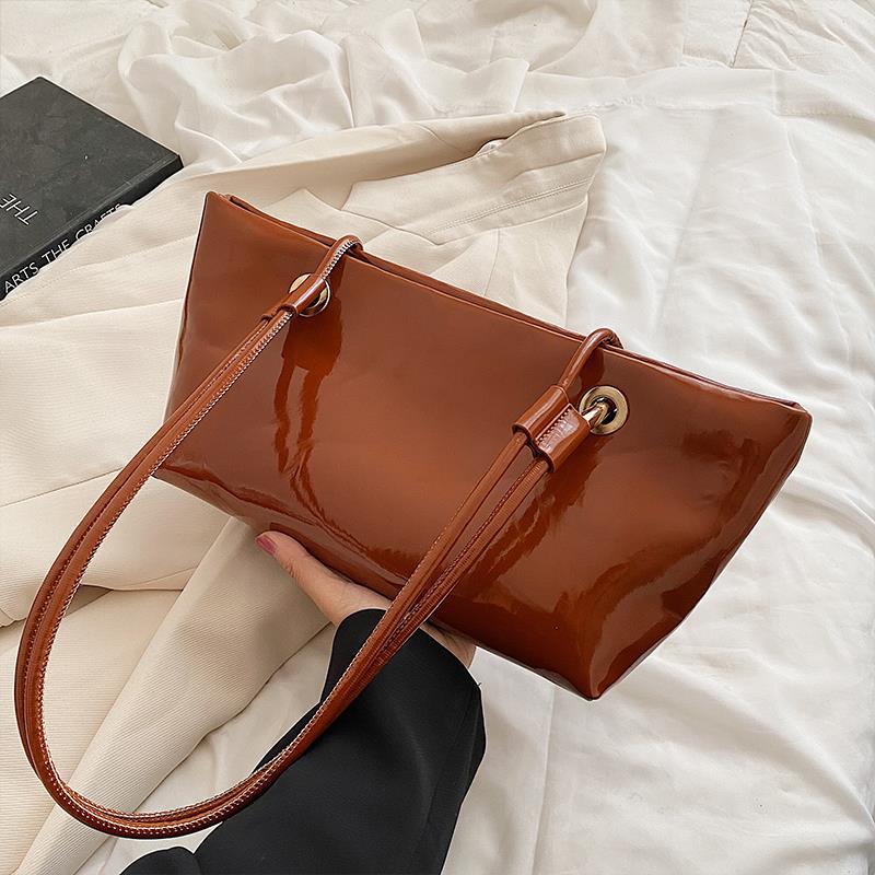 Glänzende Patentanleder-Handtasche