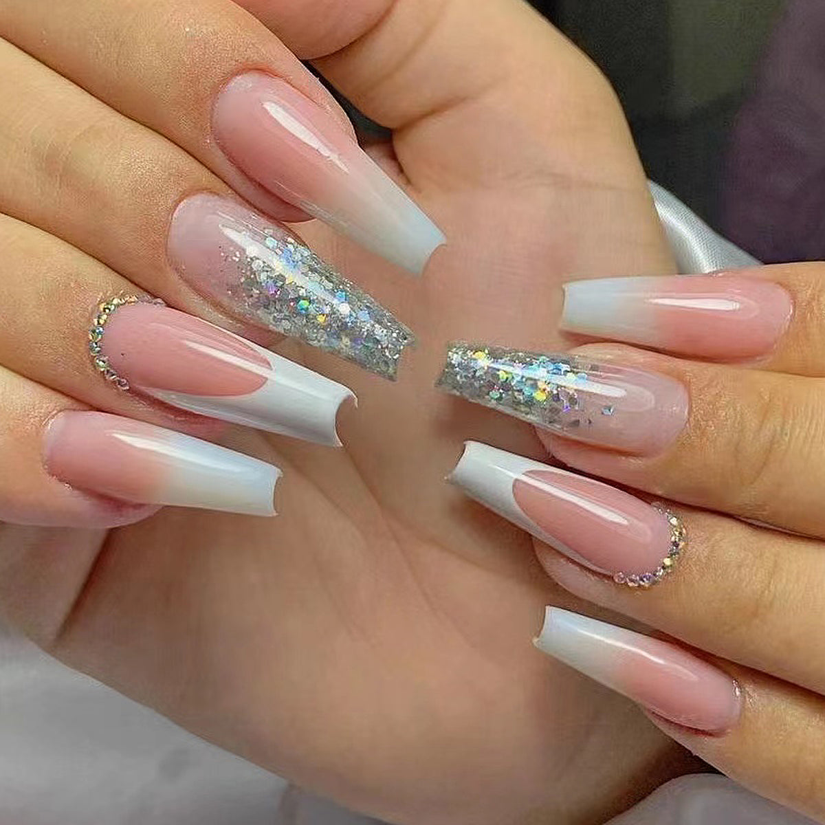 Kunstvolle Gel-Nägel mit Glitzer- und Ombre-Effekt Brehn
