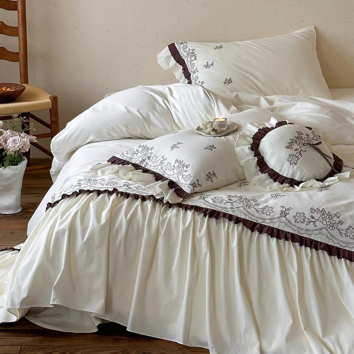 Bestickte Blumen-Satin-Bettwäsche mit Rüschensaum und dekorativen Kissenbezügen