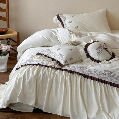 Bestickte Blumen-Satin-Bettwäsche mit Rüschensaum und dekorativen Kissenbezügen