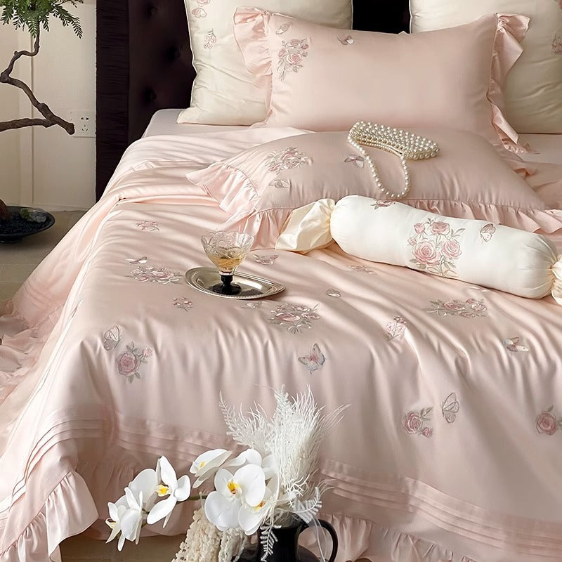 Satin-Effekt Bestickte Rosen Bettbezug Set mit Rüschensaum & Dekorativen Kissenbezügen
