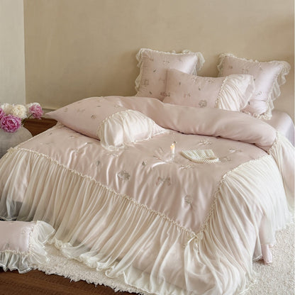 Luxuriöses Satin-Mischgewebe gesticktes Bettbezug-Set mit transparenter Rüschenschürze und dekorativem Bolster