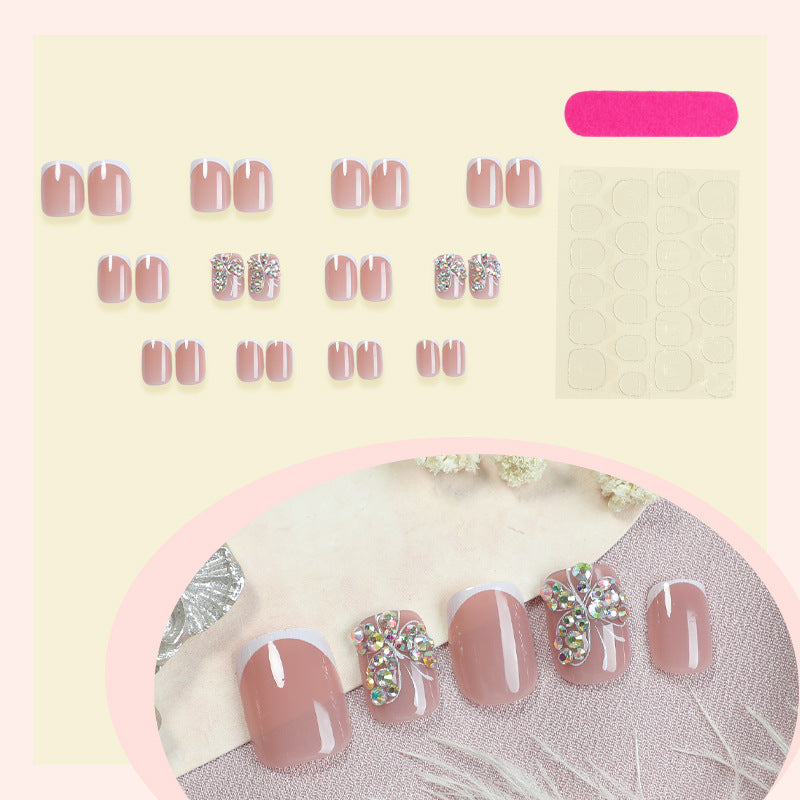 Dekorativen Press-On-Nagelset mit Schmetterlings- und Edelsteinakzenten Brehn