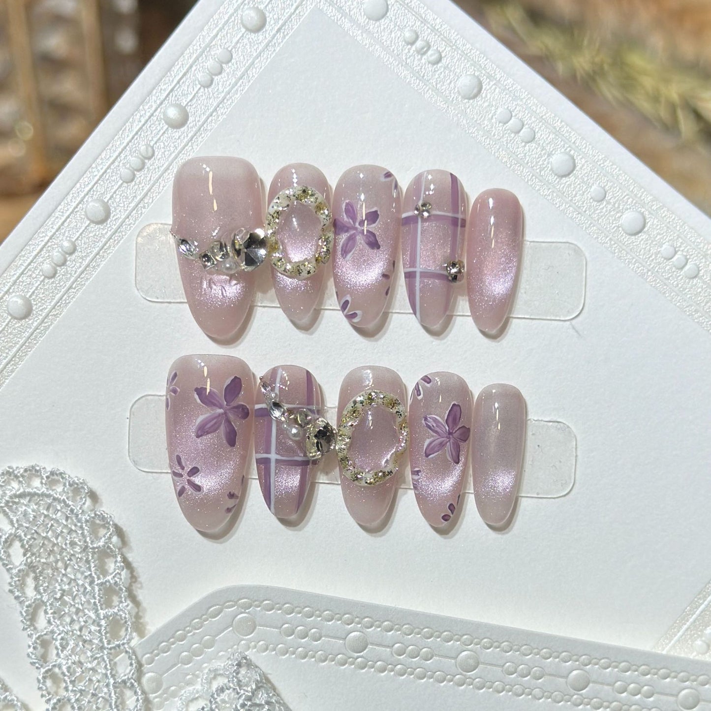 Künstlerisches Press-On-Nagelset mit floralen Akzenten Brehn