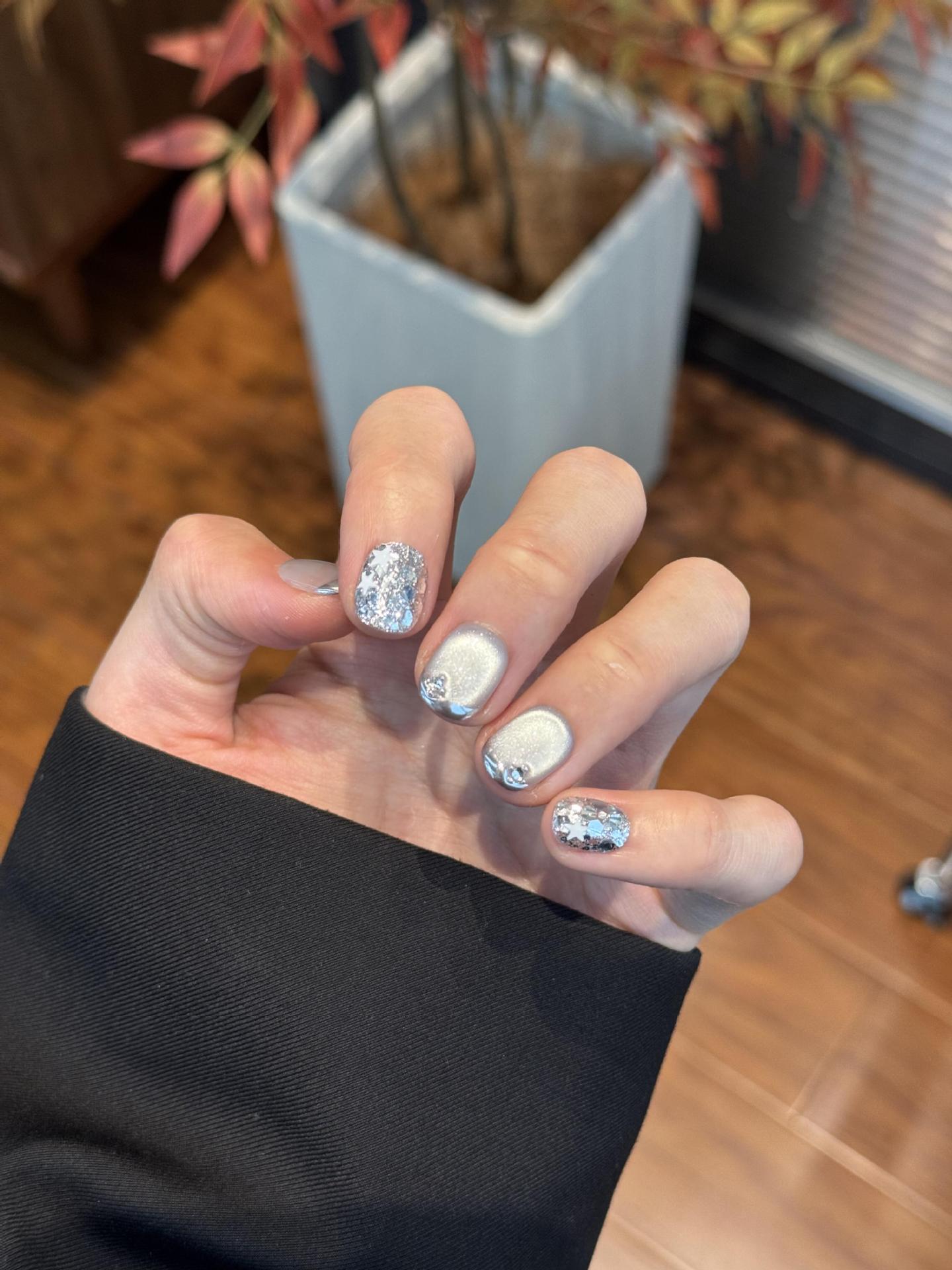 Glamouröse Kunstnägel mit Strahlendem Metallic-Finish Brehn