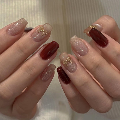 Dekoratives Press-On Nagelkunst-Set mit Glitzer und goldenen Akzenten