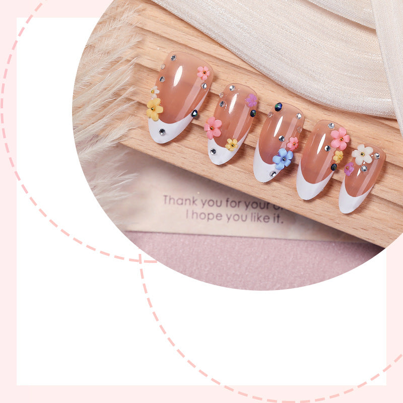Dekorativer Press-On Nagelset mit floralen Verzierungen Brehn