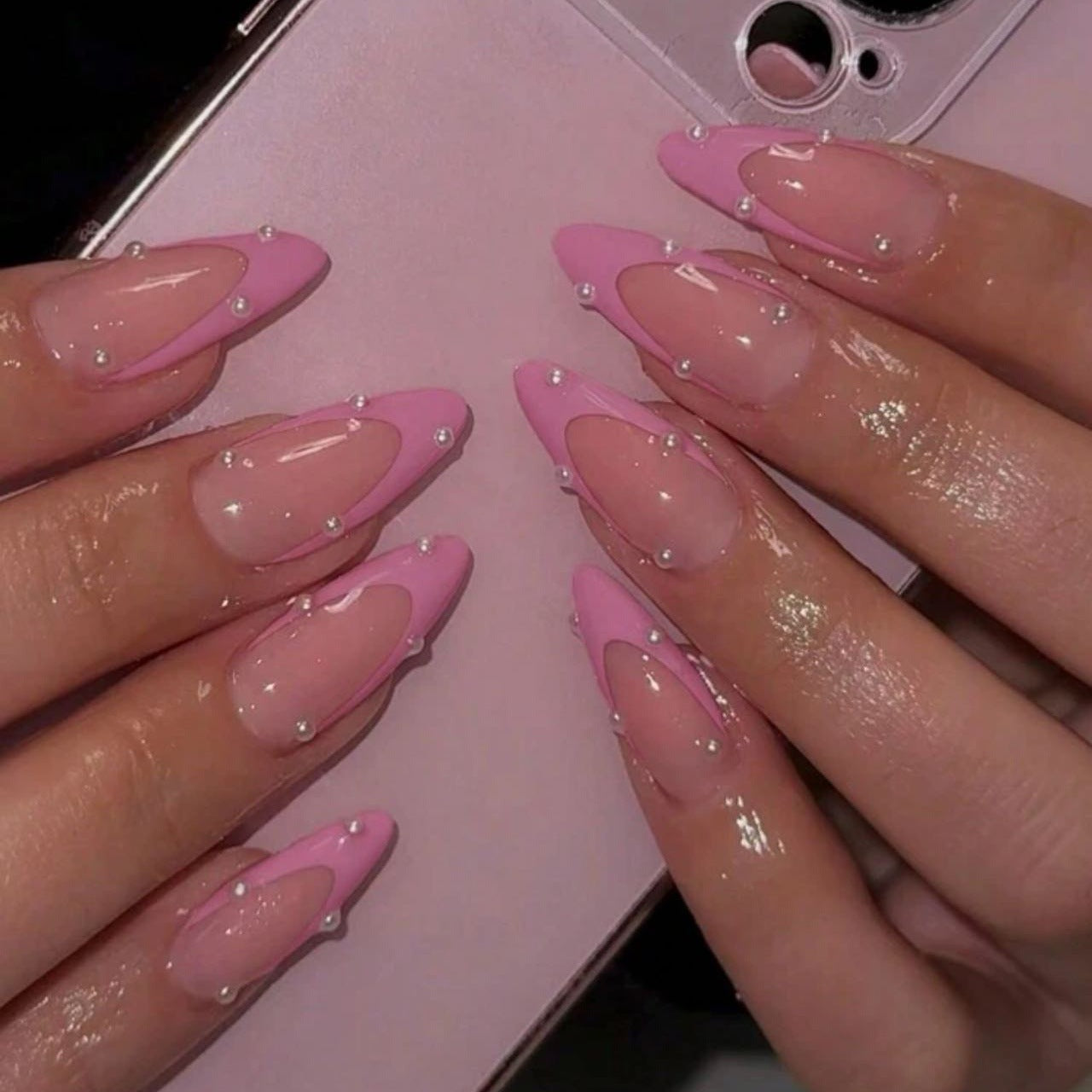 Kunstnagelset mit glamourösen 3D-Verzierungen und elegantem Desig Brehn