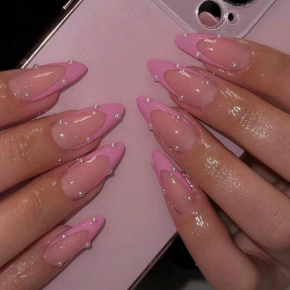 Kunstnagelset mit glamourösen 3D-Verzierungen und elegantem Desig Brehn