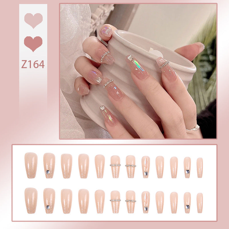 Kunstnagelset mit eleganten Glitzerverzierungen und schimmernden Akzenten Brehn
