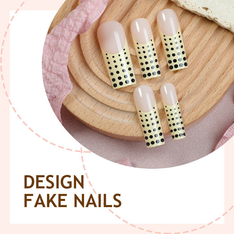 Kunstnagelset mit eleganten Punkten und Glitzerakzenten Brehn