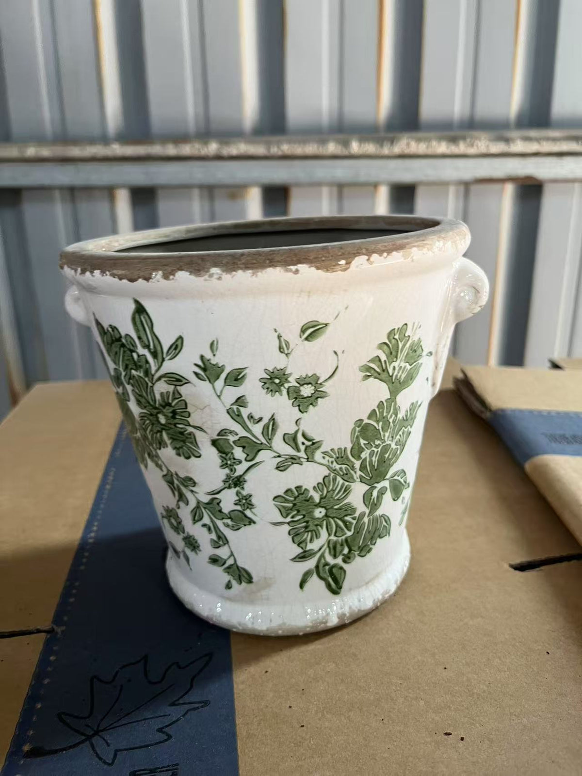 Dekorativer Blumentopf mit floralen Verzierungen Brehn