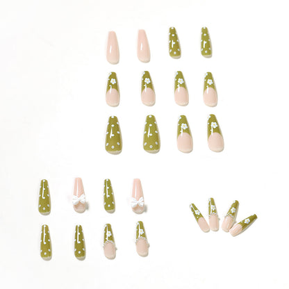 Kunstvolle Nagelverlängerungen mit zartem Blumendesign Brehn