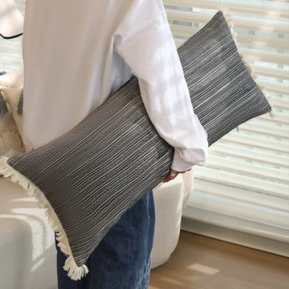 Rechteckiger Leinenoptik-Lumbar-Kissenbezug mit feiner Streifenstruktur und Quasten Brehn