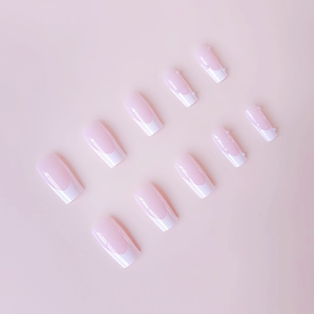 Künstliche Nagelspitzen mit eleganten Perlenakzenten Brehn