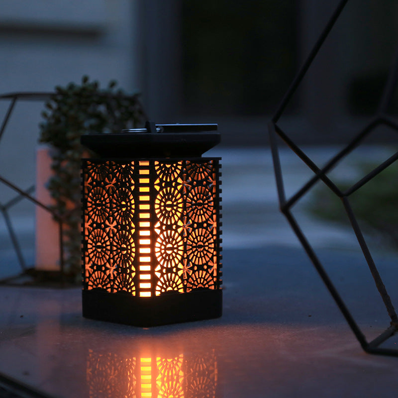 Dekorative solarbetriebene Metalllaterne mit filigranem Ausschnitt und flackerndem LED-Flammeffekt Brehn