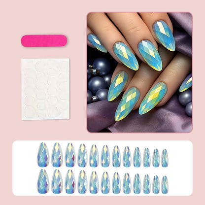 Kunstnägel mit luxuriösem facettiertem Design Brehn