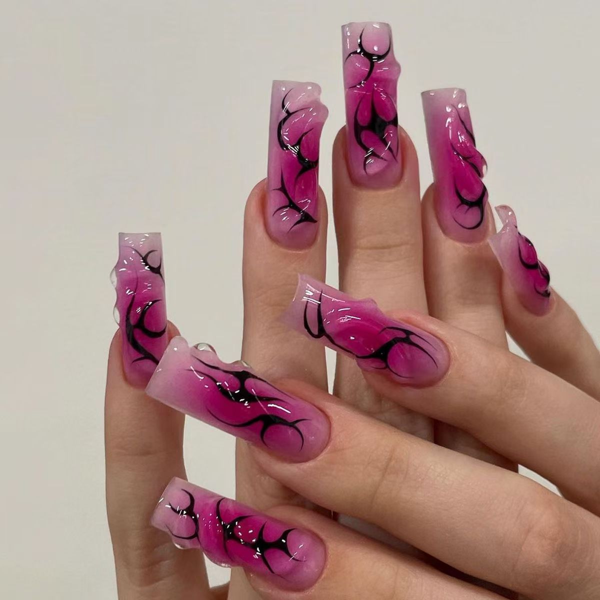 Kunstvolle Nagelspitzen mit floralen und abstrakten Designs Brehn 1788229281