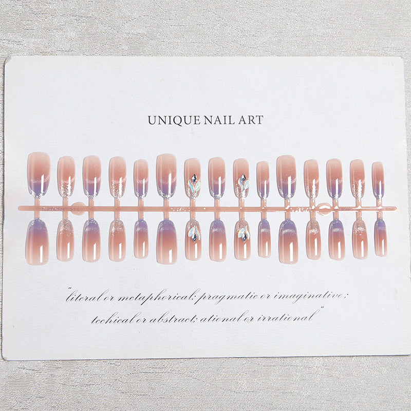 Kunstnagelset mit elegantem Glitzereffekt und verschönerten Applikationen Brehn