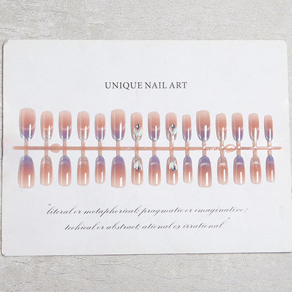 Kunstnagelset mit elegantem Glitzereffekt und verschönerten Applikationen Brehn