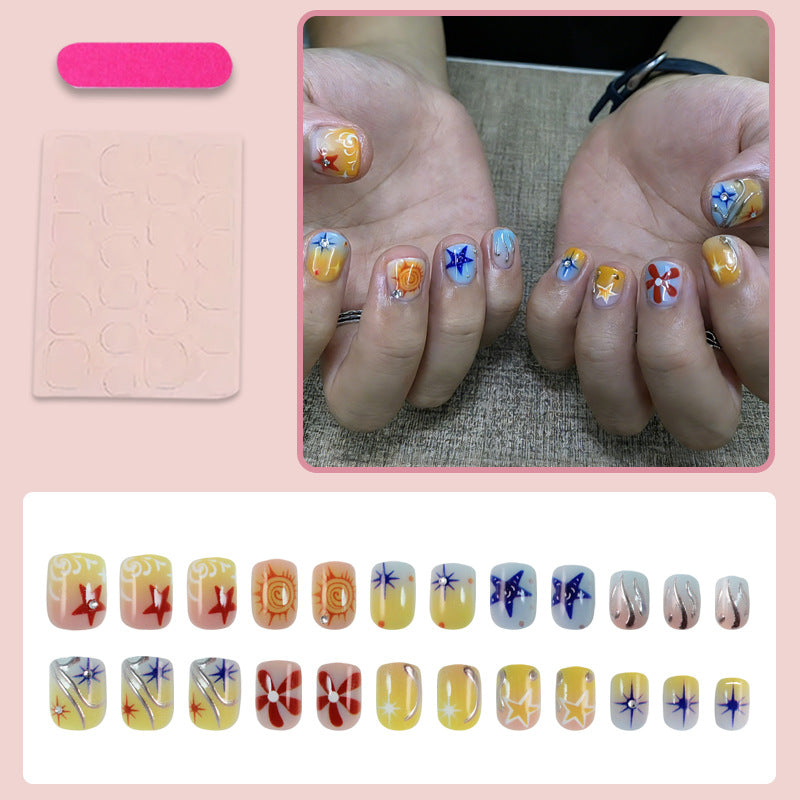 Kunstnagelset mit kreativen floralem und geometrischem Design Brehn