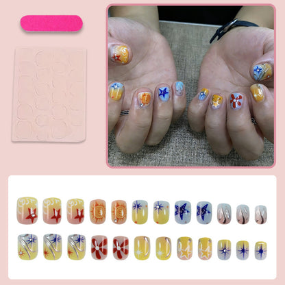 Kunstnagelset mit kreativen floralem und geometrischem Design Brehn