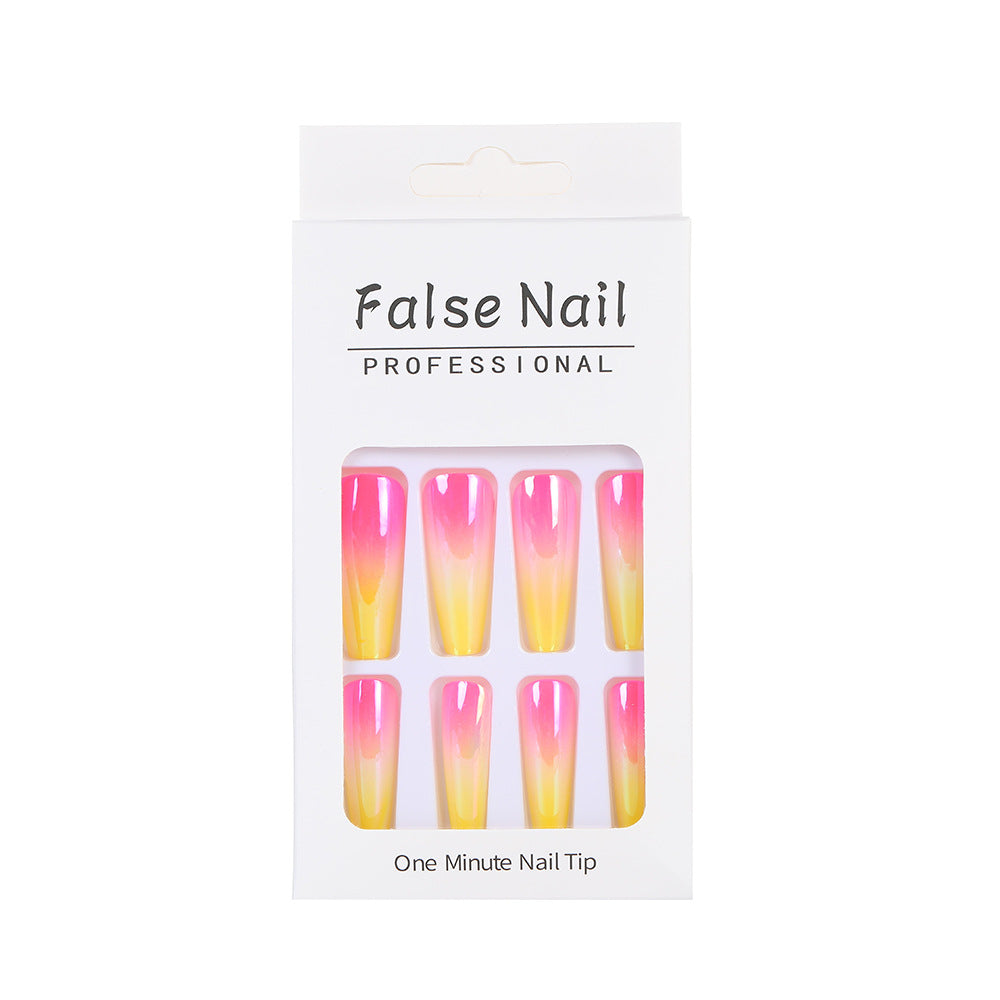 Künstliche Nagelspitzen im modernen Ombre-Design Brehn