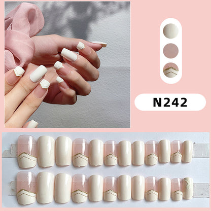Elegantes Press-On-Nagelspitzen-Set mit geometrischen Akzenten