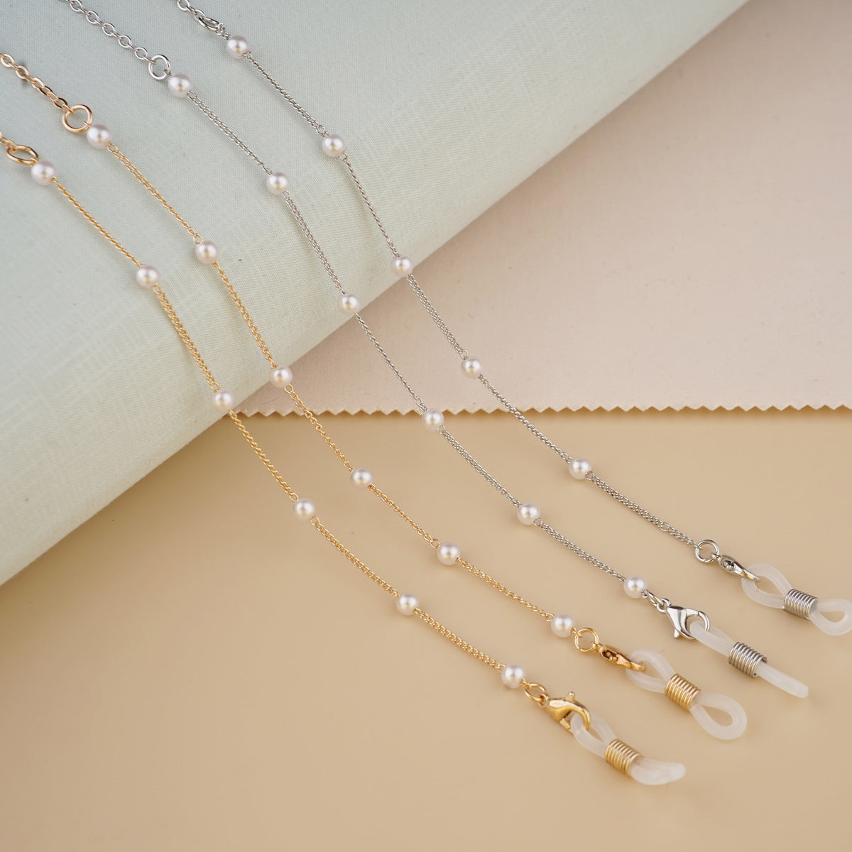 Elegante mit Perlen akzentuierte Brillenkette Brehn