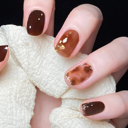 Kunstvolle Nagelkunst mit natürlichen Farbnuancen Brehn