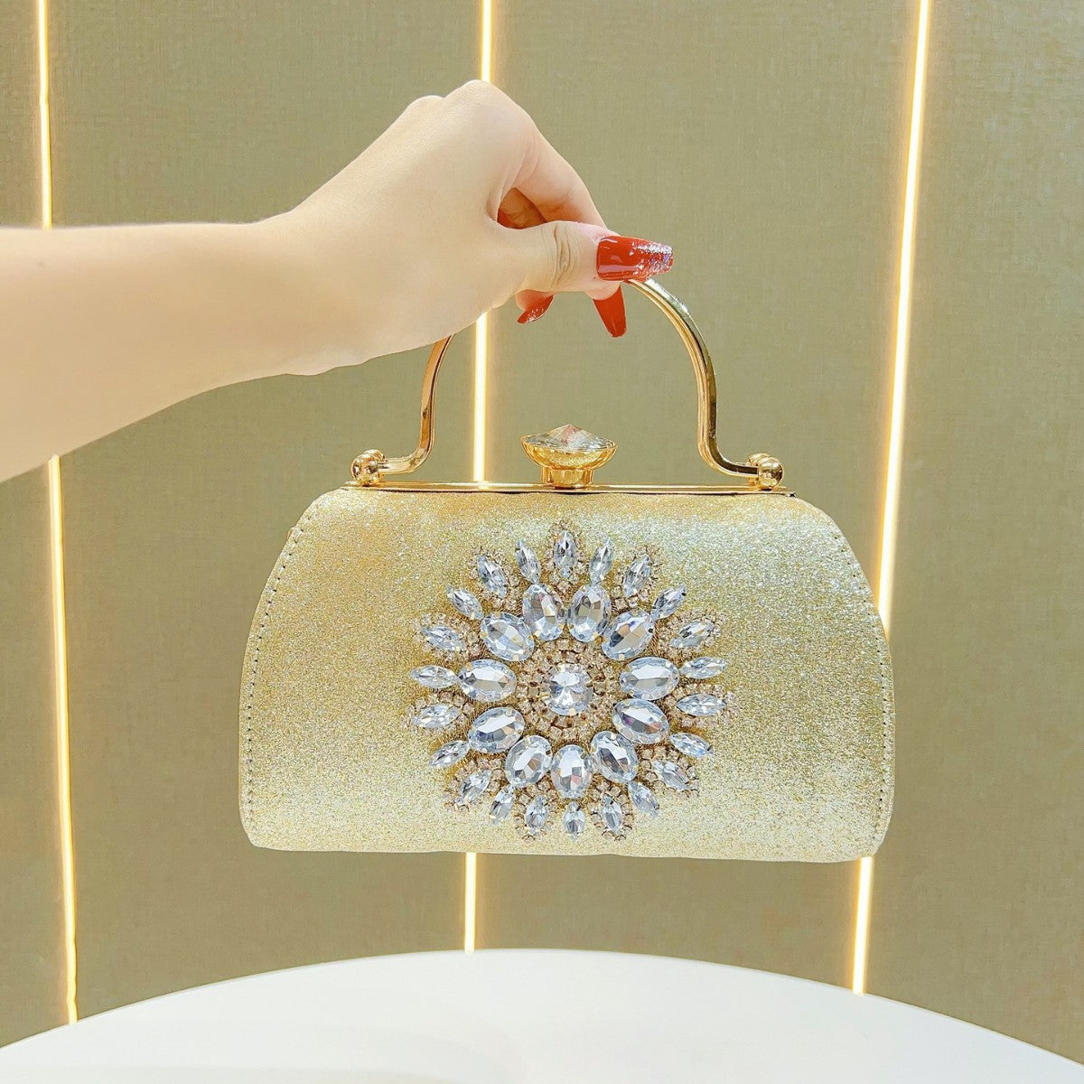 Glitzernde Blumenverzierte Abendtasche