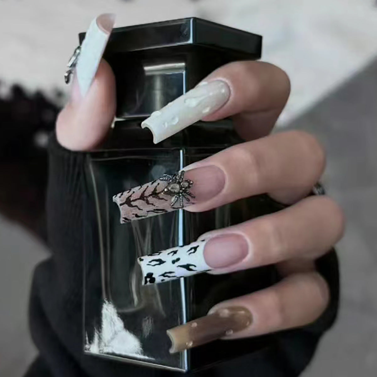 Künstlerisches Langes Stiletto Press-On Nagelset mit einzigartigen Mustern Brehn