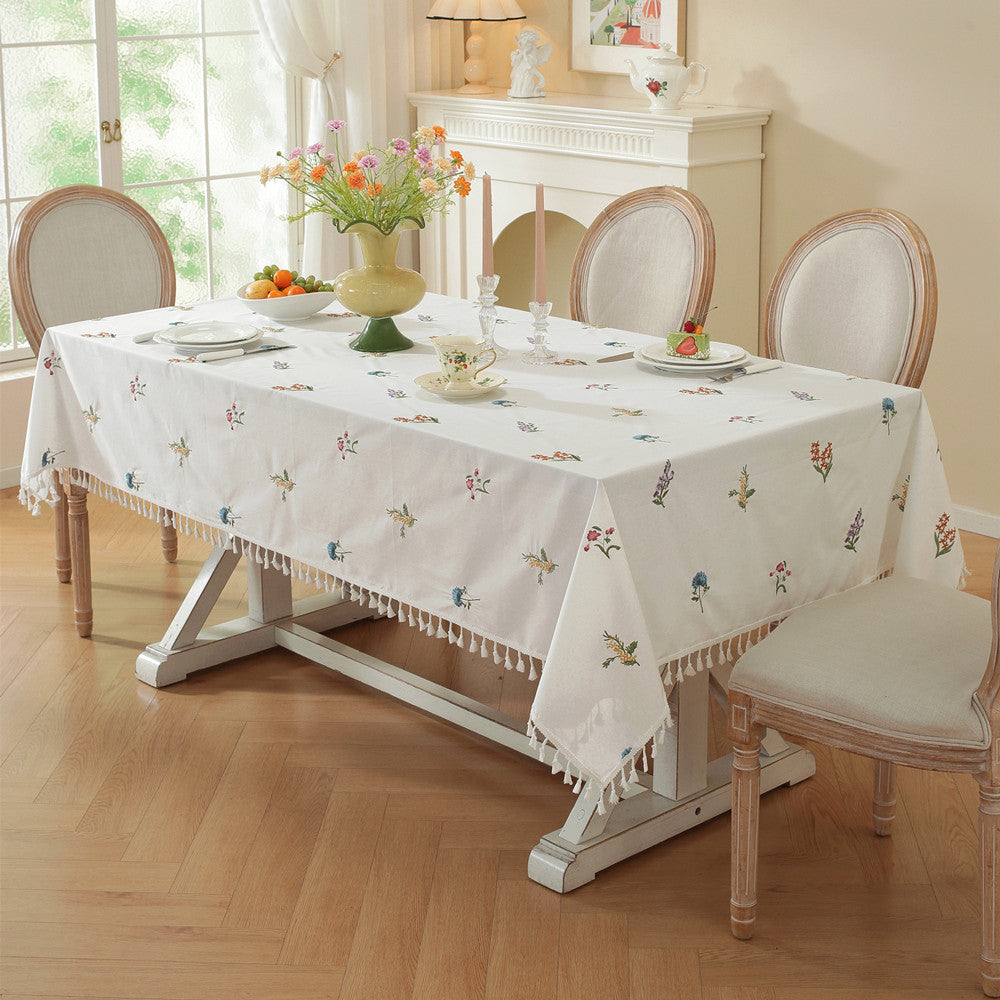 Bestickte Blumen-Tischdecke