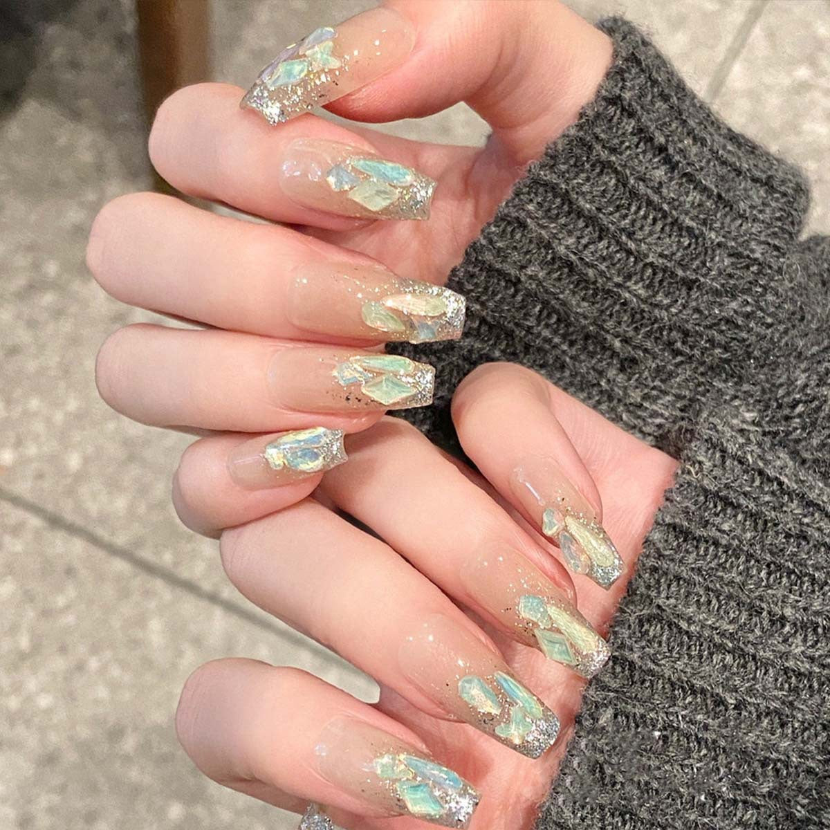 Glamouröse Nagelspitzen mit Glitzer-Akzenten Brehn