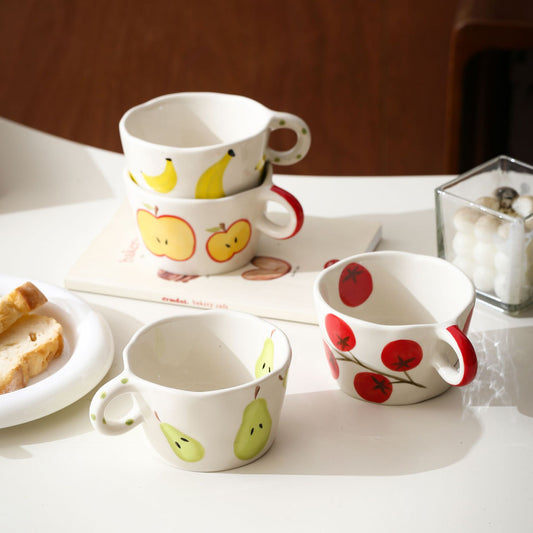 Keramikbecher mit handbemalter Bananen-Illustration und rundem Griff