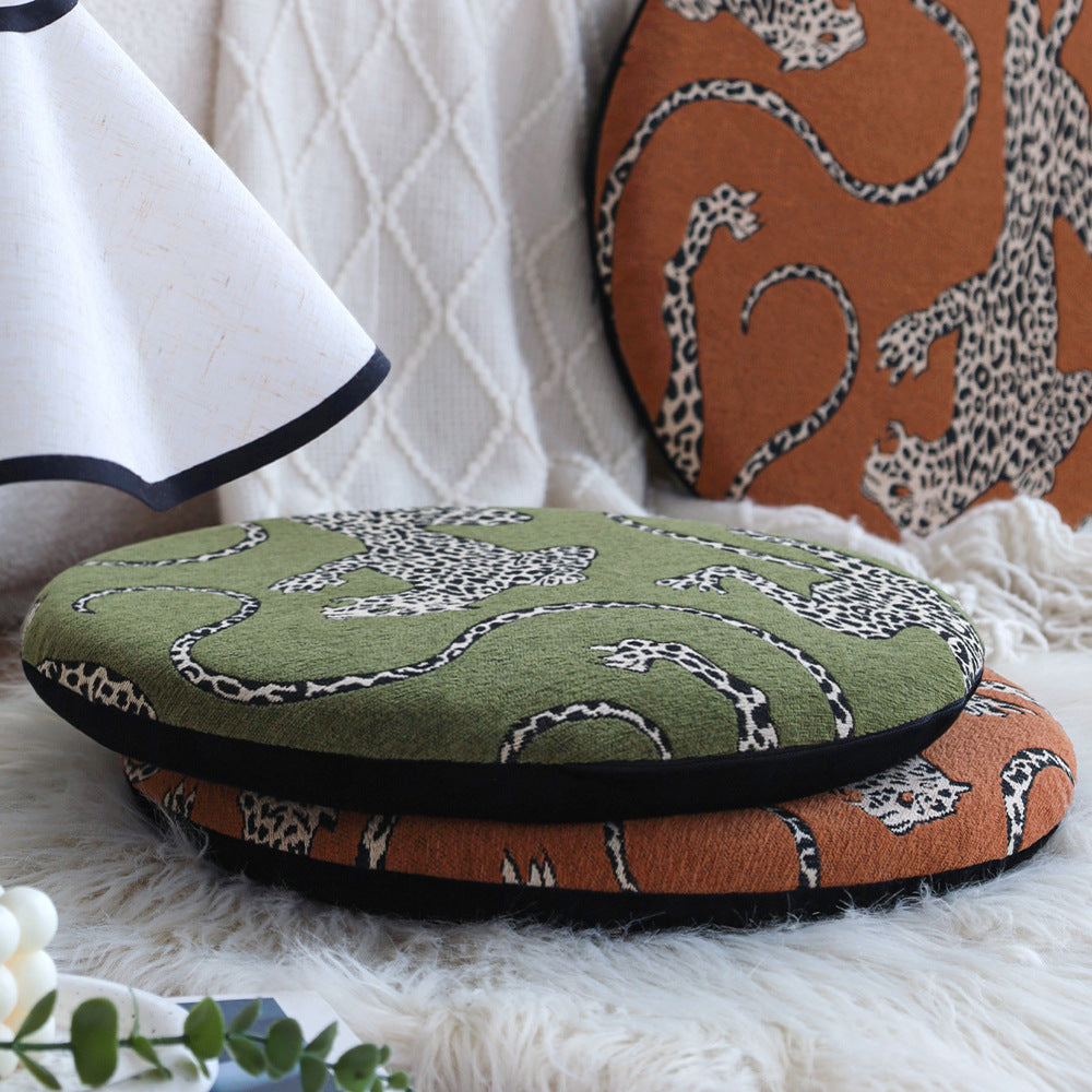Rundes Sitzkissen mit Jacquard‑Leopardenmotiv, dicke Polsterung und rutschfester Unterseite Brehn