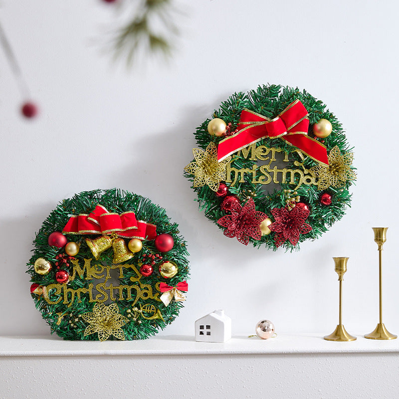 Festlicher Weihnachtskranz mit Tannenzapfen und Beeren Brehn